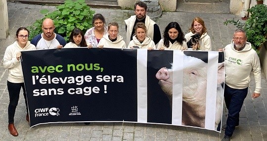 Equipe CIWF France tenant une banderole avec nous l'élevage sera sans cage