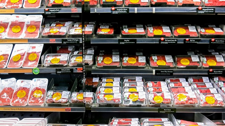 Viandes dans le rayon d'un supermarché
