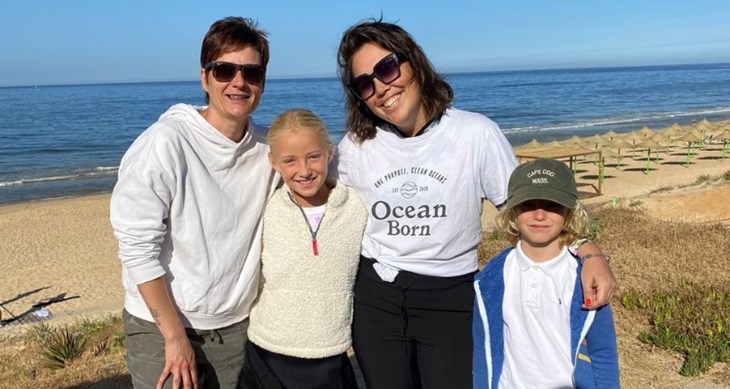 Lily entourée de Dr Elena Lara de CIWF et d'une employée de Ocean Born Foundation & d'une fille