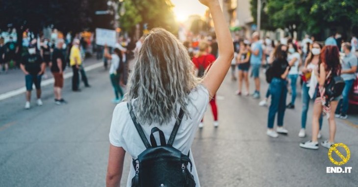 Une femme, de dos, lors d'une manifestation de rue pour protester contre l'élevage intensif